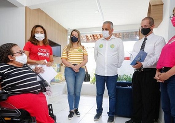 Alfredo Gaspar visita Instituto Amor 21