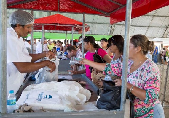 Feira do Peixe Vivo atrai centenas de consumidores ao Parque da Pecuária