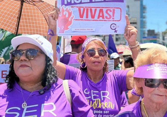 Mulheres ocupam ruas de Maceió contra feminicídio e violência de gênero