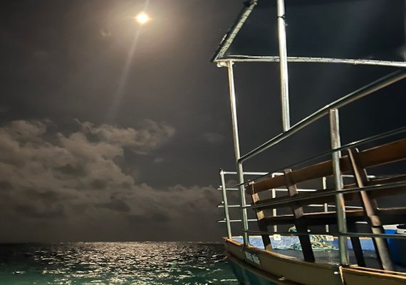 Passeio noturno às piscinas naturais de Ponta Verde atrai turistas e nativos