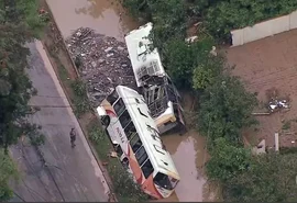 Vídeo: Passageiros tentam escapar de ônibus sendo arrastado em Petrópolis