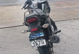 Motociclista sem habilitação é levado à Central de Flagrantes após tentar ocultar placa em via de Maceió