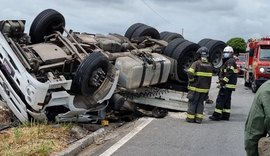 Carreta carregada de pó de cerâmica capota e deixa homem ferido