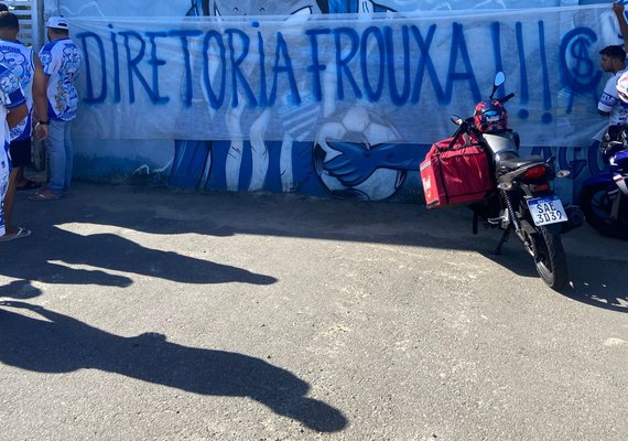 Torcedores do CSA protestam no CT Gustavo Paiva