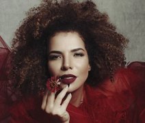 Vanessa da Mata volta a Maceió com a turnê “Quando deixamos nossos beijos na esquina”