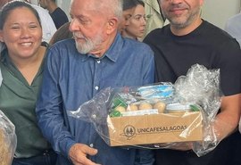 Presidente Lula recebe cesta com produtos das cooperativas da agricultura familiar