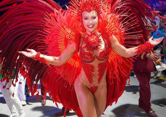 Virginia Fonseca encerra ciclo como rainha de bateria da Grande Rio