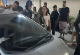 Motorista perde controle do carro e atinge entrada de shopping na parte alta de Maceió