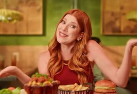 Rede de restaurantes promove campanha com Dani Calabresa em destaque