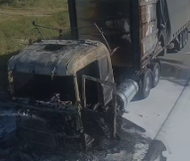 Caminhão com carga de papelão é atingido por incêndio em Marechal Deodoro