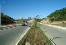 Veículo capota na Avenida Pierre Chalita e deixa duas pessoas feridas