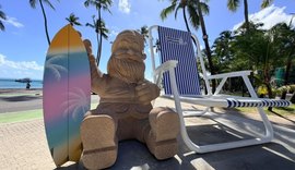 Papai Noel “de areia” é instalado ao lado da Cadeira Gigante para o Natal de Maceió