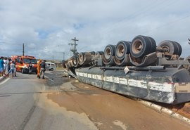 Carretas capotam em acidentes no Benedito Bentes, em Maceió