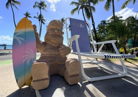 Papai Noel “de areia” é instalado ao lado da Cadeira Gigante para o Natal de Maceió