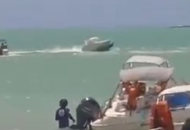 Vídeo: Lancha sem condutor atropela turistas em jet ski em praia de Maragogi