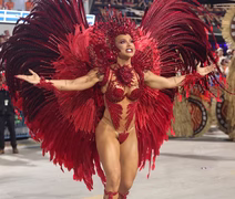 VÍDEO: tapa-sexo de Virginia descola no meio do desfile da Grande Rio