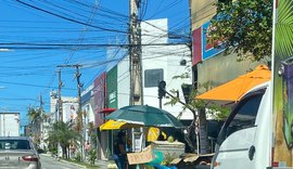 Comerciantes de Maceió usam criatividade para denunciar buraco em rua