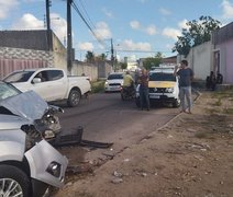 Colisão entre dois carros resulta em quatro pessoas feridas