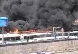 Incêndio de grandes proporções destrói ônibus na garagem da Veleiro em Maceió