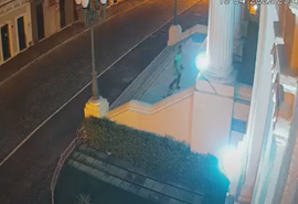 Furto de refletores na Associação Comercial é registrado por câmeras; veja vídeo