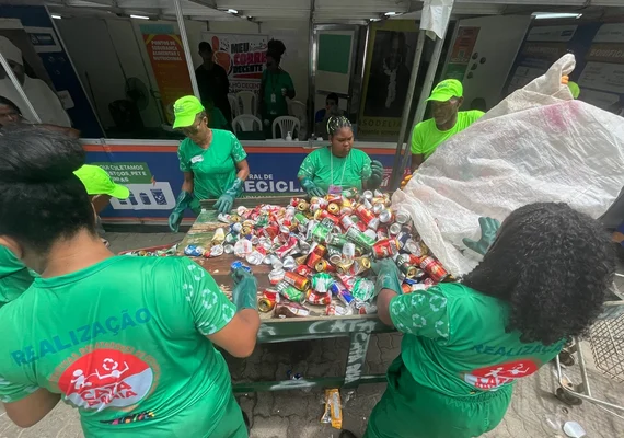 Carnaval de Salvador bate recorde mundial com reciclagem de latinhas