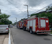 Corpo de Bombeiros combate incêndio em residência e socorre idoso em Arapiraca