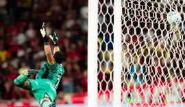Flamengo vence o Vitória no Maracanã e encurta distância para a liderança do Brasileirão