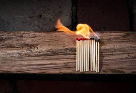 Dos troncos à chama: vídeo revela como nascem os fósforos