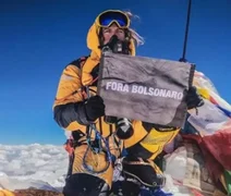 Brasileiro escala o Everest e abre faixa com 'Fora Bolsonaro'