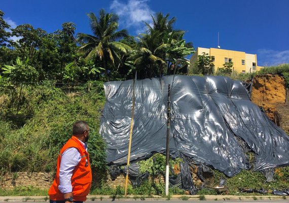 Defesa Civil de Maceió retoma aplicação de lonas de contenção em barreiras