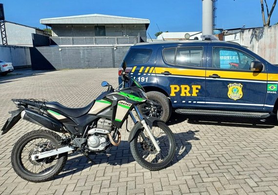 PRF prende homem com moto furtada e adulterada em Maceió