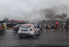 Protesto: Moradores de Satuba fecham os dois sentidos da BR-316