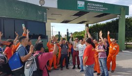 Trabalhadores realizam ato contra a venda de campos petrolíferos em AL