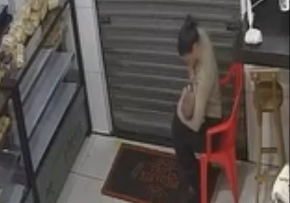 SMTT homenageia agente que amamentou bebê durante ocorrência em Delmiro