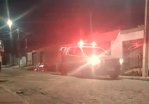 Trio invade casa, agride mãe que dormia e atira contra irmãos; um deles morre