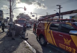 Acidente entre carro e van deixa vítima presa às ferragens em Maceió