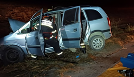 Corpo de Bombeiros resgata homem preso em ferragens após colisão entre carro e ônibus em Atalaia