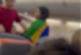 Vídeo: passageira 'bolsonarista' causa confusão em voo da Gol e é retirada pela PF