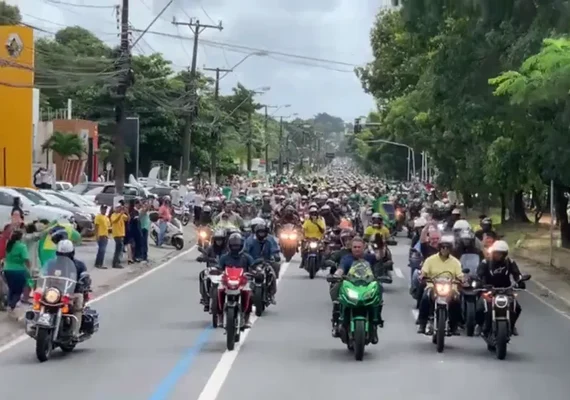 Confira imagens da recepção do presidente Bolsonaro em Maceió