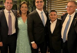 Candidato em Maceió mantém fotos nas redes com toda a família do atual prefeito