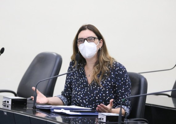 “O governador não dialoga, não divide as decisões”, diz deputada