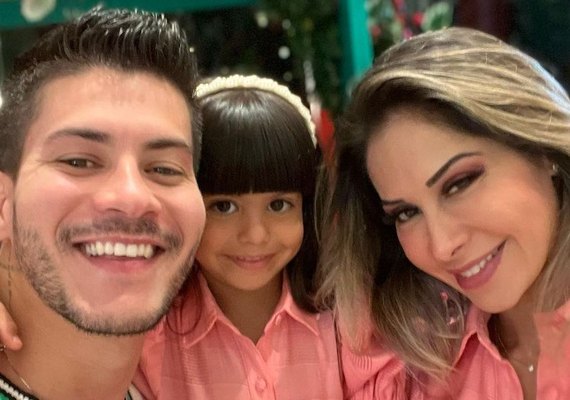 ''De pobre'': filha de Maira Cardi e Arthur Aguiar debocha de celular de cozinheiro