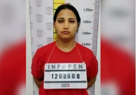 Diarista compara facadas em casal a matar galinha durante reconstituição