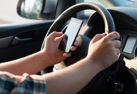 Um em cada cinco brasileiros afirma dirigir usando o celular