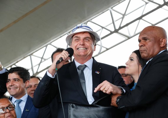 Em visita ao Nordeste, chef é obrigado a provar comida antes de Bolsonaro