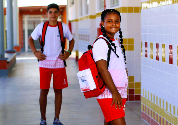 Fardamento escolar 2023: prefeitura inicia entrega do kit para alunos da rede municipal