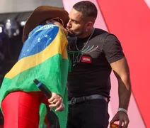 Ex-namorados, Maraísa e ex-BBB Bil se beijam durante show da cantora
