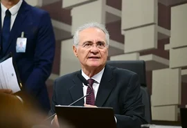 Renan Calheiros apresenta relatório sobre isenção do IR para quem ganha até R$ 5 mil