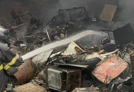 Bombeiros controlam incêndio de grandes proporções em ferro-velho de Arapiraca