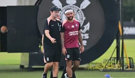 Memphis Depay sente dores e desfalca Corinthians contra o Peñarol
